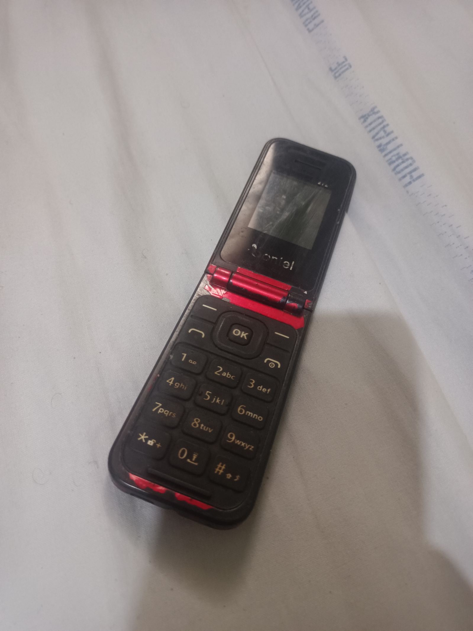 téléphone clapet rouge